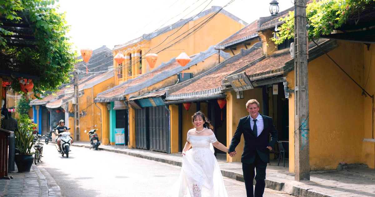 Westliche Touristen schauen durch die Augen der Straße von Hoi An