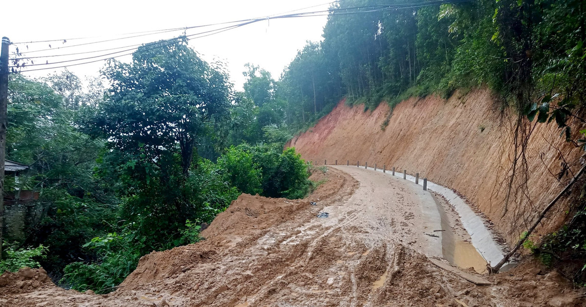 Violations of road safety corridors are rampant in Quang Nam