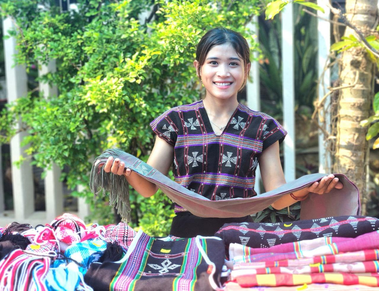 People from A Roang village (A Luoi, Thua Thien Hue) bring products to attend the festival. Photo: Q.T