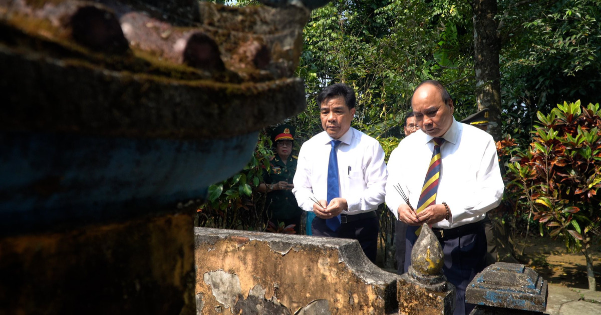 L'ancien président Nguyen Xuan Phuc a visité et planté un arbre à la Maison commémorative Huynh Thuc Khang.