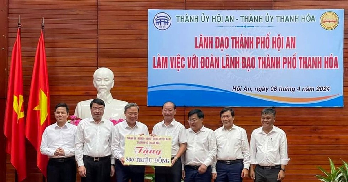 Thanh Hoa City donated 200 million VND to the Fund for the Poor of Hoi An City.