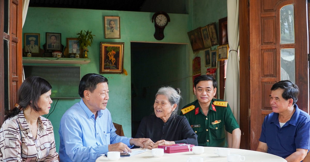 Vietnam Fatherland Front Committee of Quang Nam province and organizations and unions visit Dien Bien soldiers