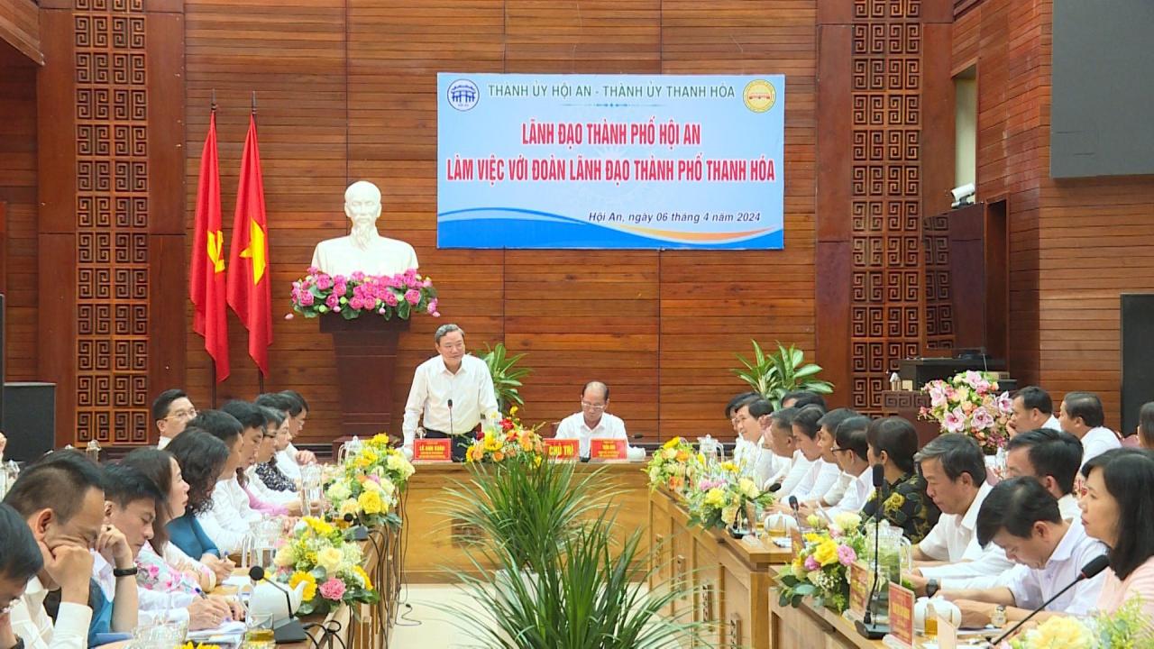 Scene of the working session between Thanh Hoa City and Hoi An City. Photo by My Le