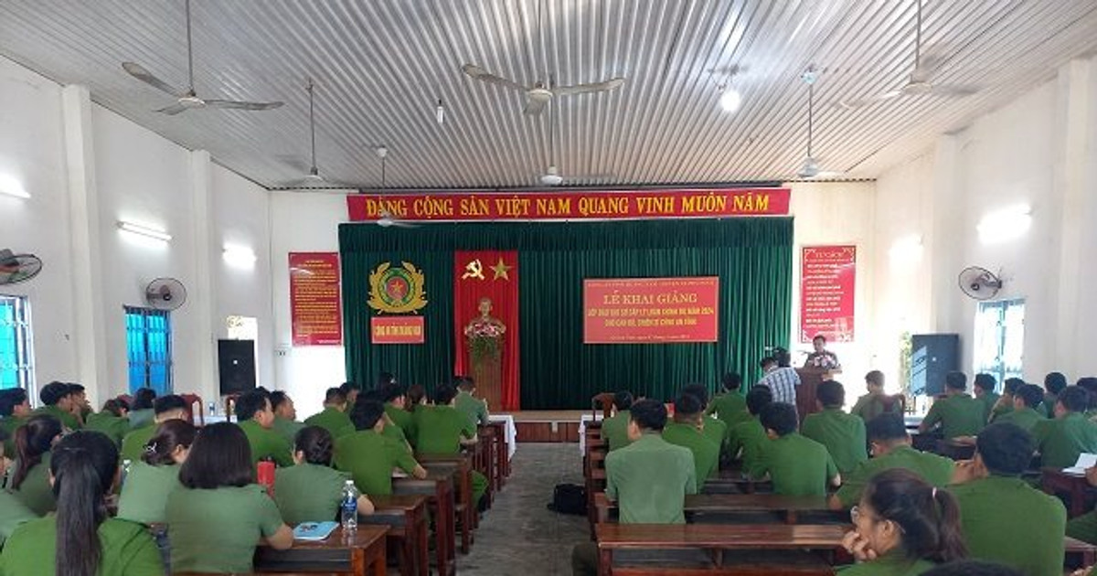 80 officiers et soldats de la police de Quang Nam participent à une formation élémentaire en théorie politique