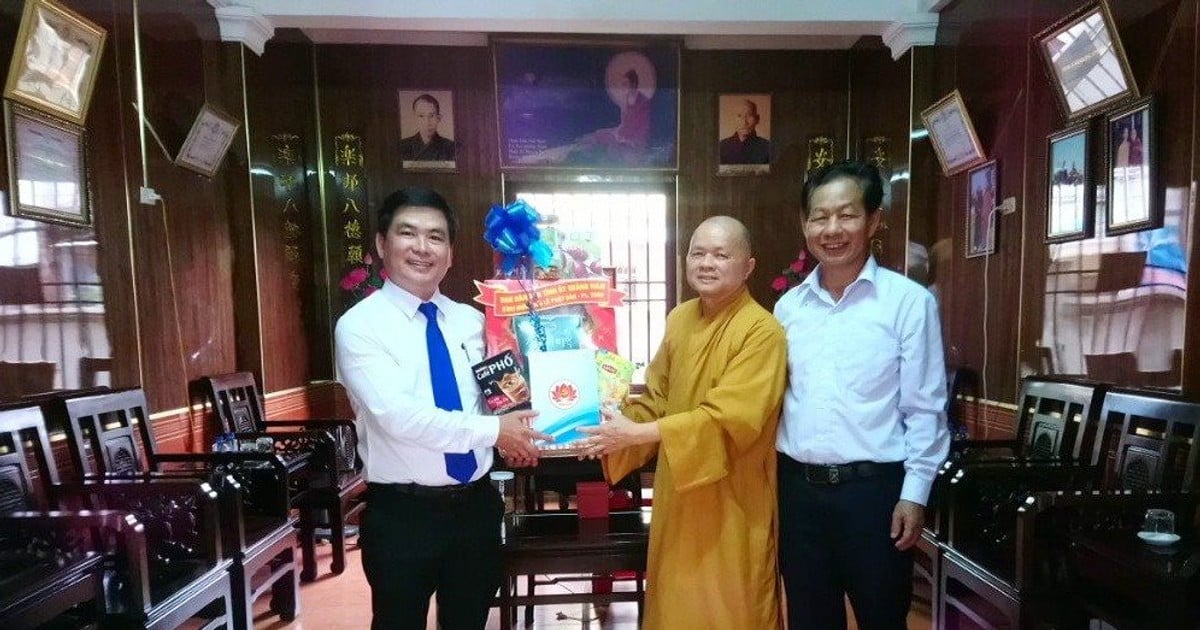 Le Comité de mobilisation de masse du Comité provincial du Parti de Quang Nam rend visite et félicite Bouddha à l'occasion de son anniversaire