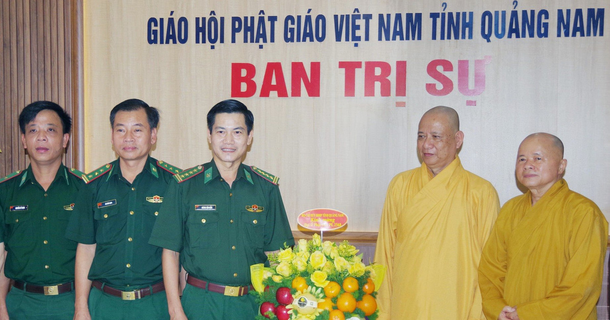 Das Grenzschutzkommando von Quang Nam besucht Buddha und gratuliert ihm zum Geburtstag