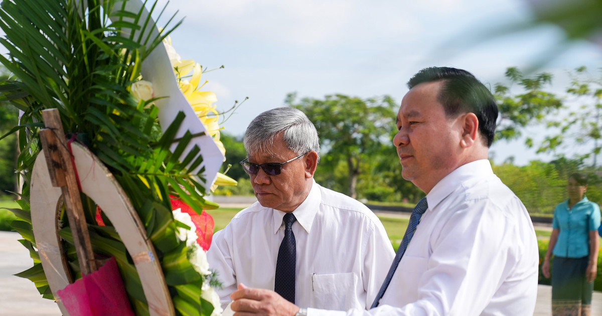 Leaders of Champasak Provincial People's Council offer incense at the Monument of Heroic Vietnamese Mothers