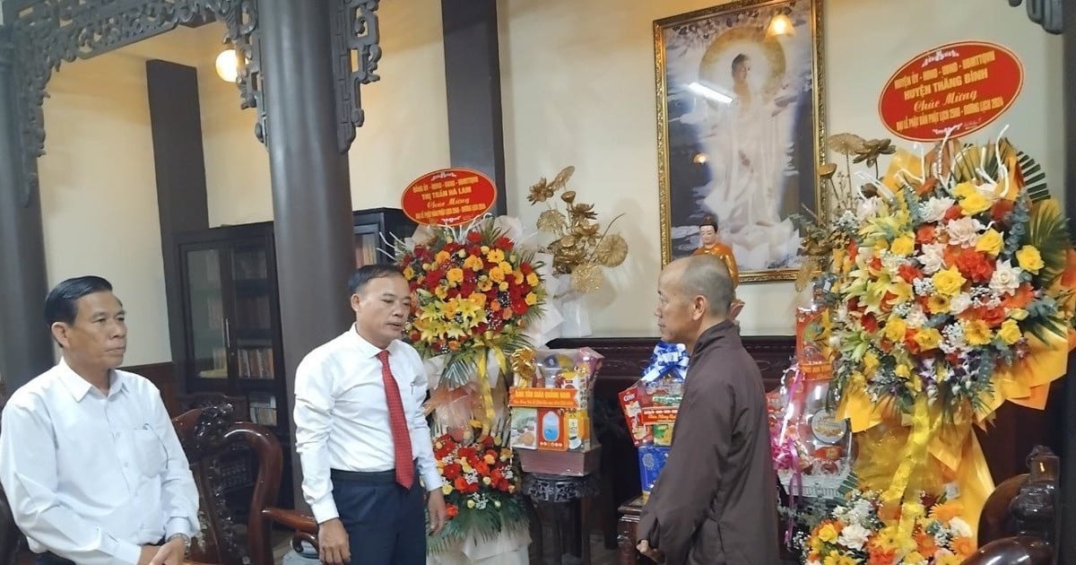 Les dirigeants du district de Thang Binh visitent les lieux de culte à l'occasion de l'anniversaire de Bouddha