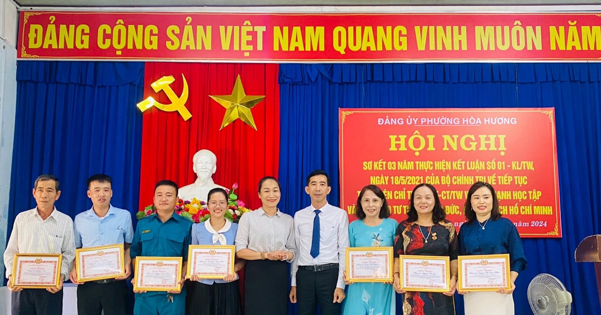 Phường Hòa Hương trao Huy hiệu Đảng cho 4 đảng viên