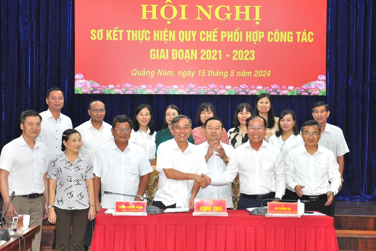 Firma del Reglamento de Coordinación (modificado) entre el Consejo Popular Provincial y el Comité Provincial del Frente de la Patria de Vietnam para el período 2024-2026. Foto: VINH ANH