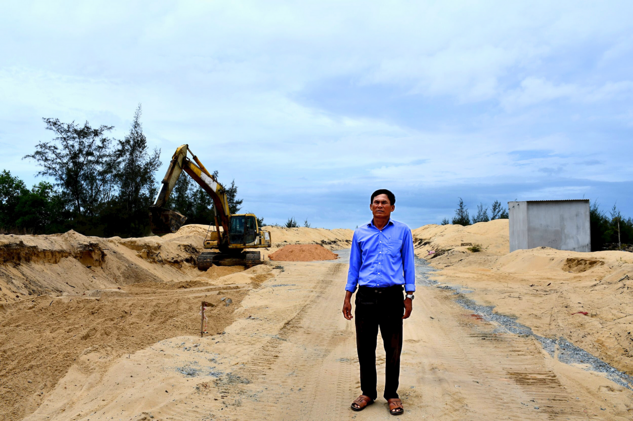 M. Tran Van Nam à côté du projet de pont de Tay Giang en construction. Photo : Q.VIET