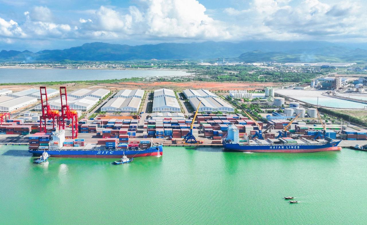 4. Le port de Chu Lai coopère avec de nombreuses compagnies maritimes internationales pour répondre aux activités d'importation et d'exportation de marchandises pour les entreprises.