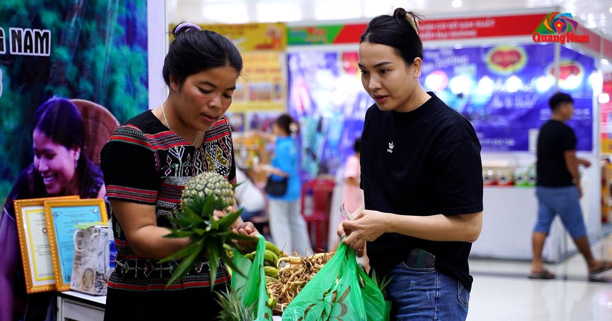 Apporter des légumes verts forestiers propres dans les rues