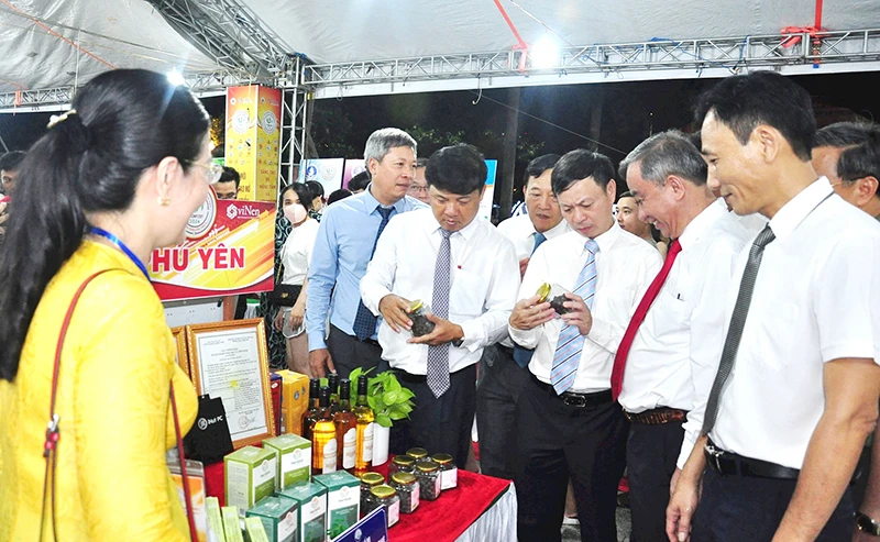 TechFest Quang Nam 2024 attracts nearly 400 booths to display and introduce products