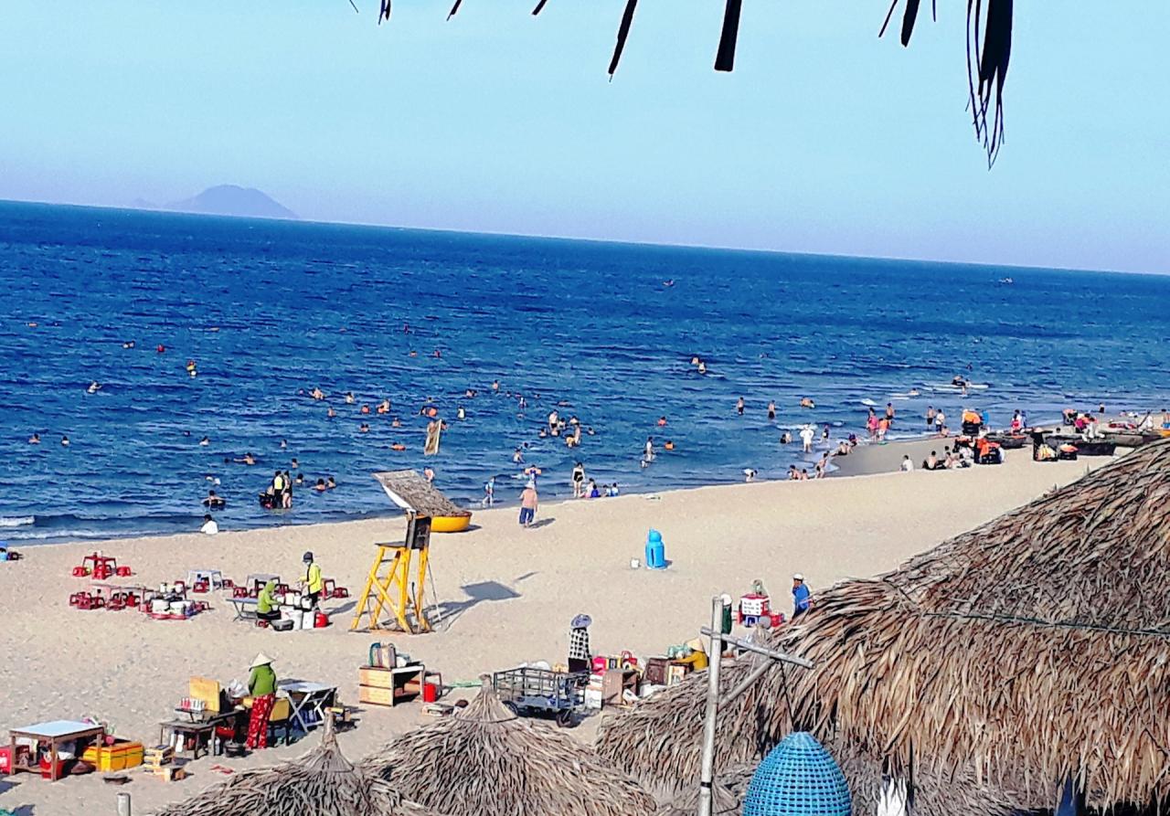 La playa de An Bang - Cam An siempre atrae a un gran número de turistas y personas que quieren visitarla y nadar. Foto: DO HUAN