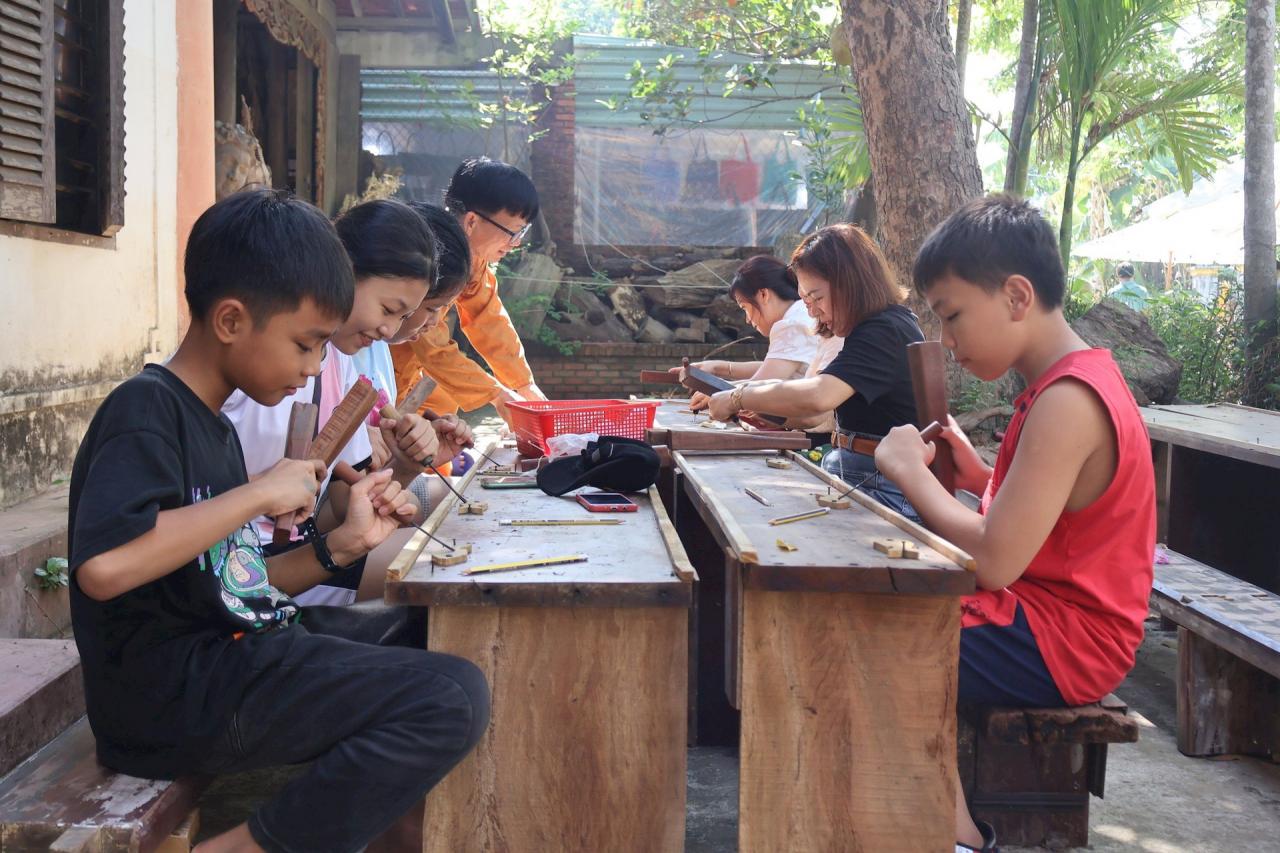 Children experience Kim Bong carpentry. Photo: Q.T