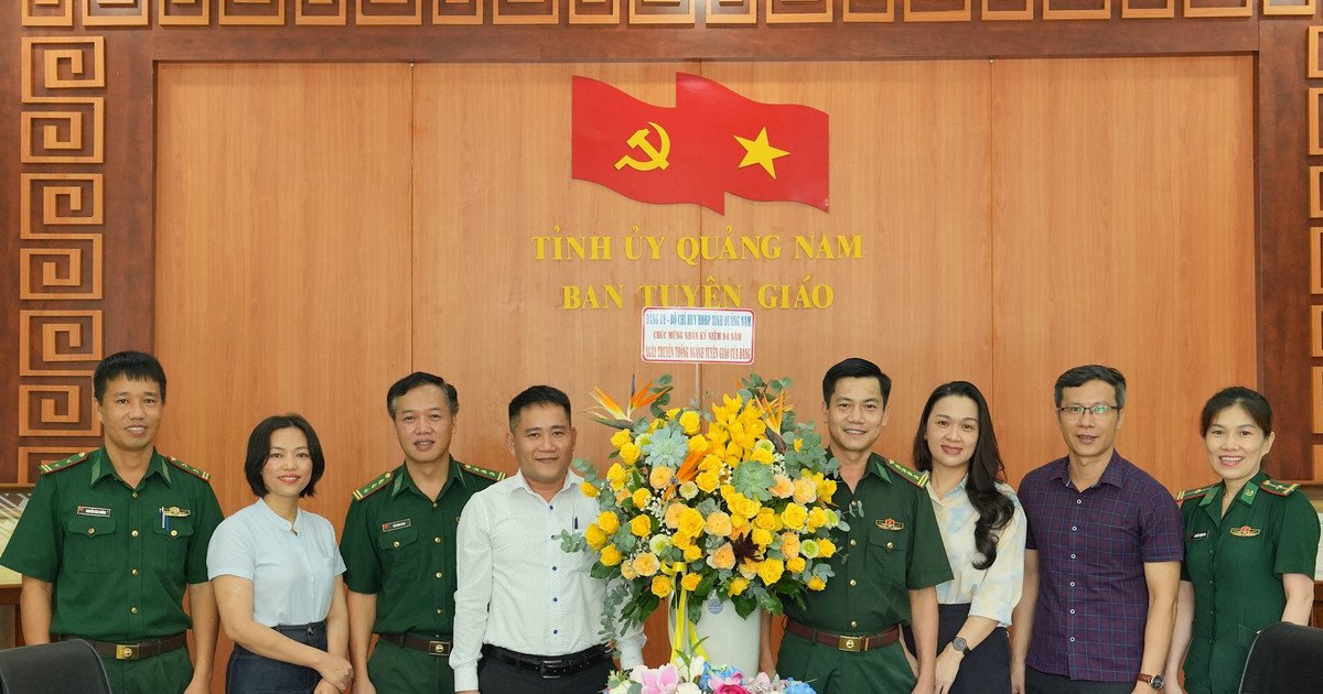 Der Grenzschutz der Provinz Quang Nam gratuliert dem Propagandasektor der Partei zum traditionellen Tag