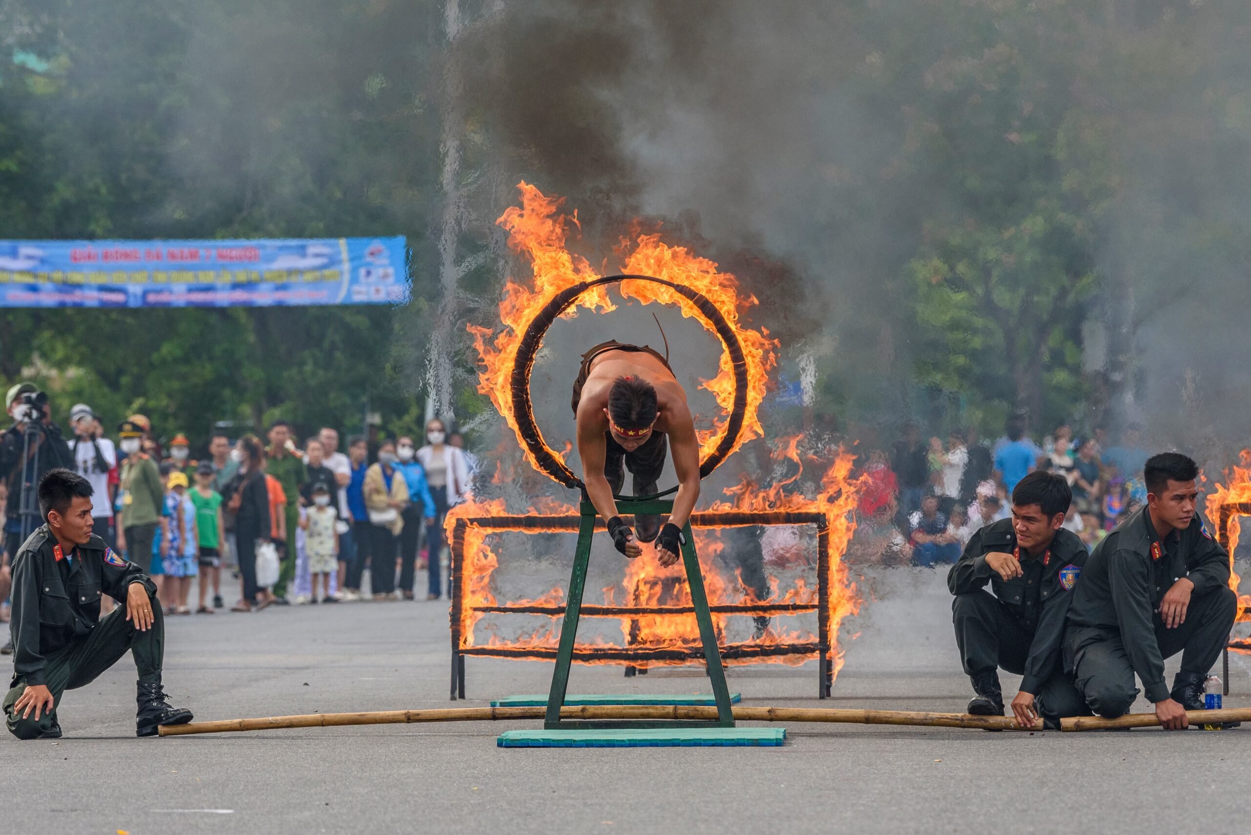 특수경찰이 기공을 시범하고 있다