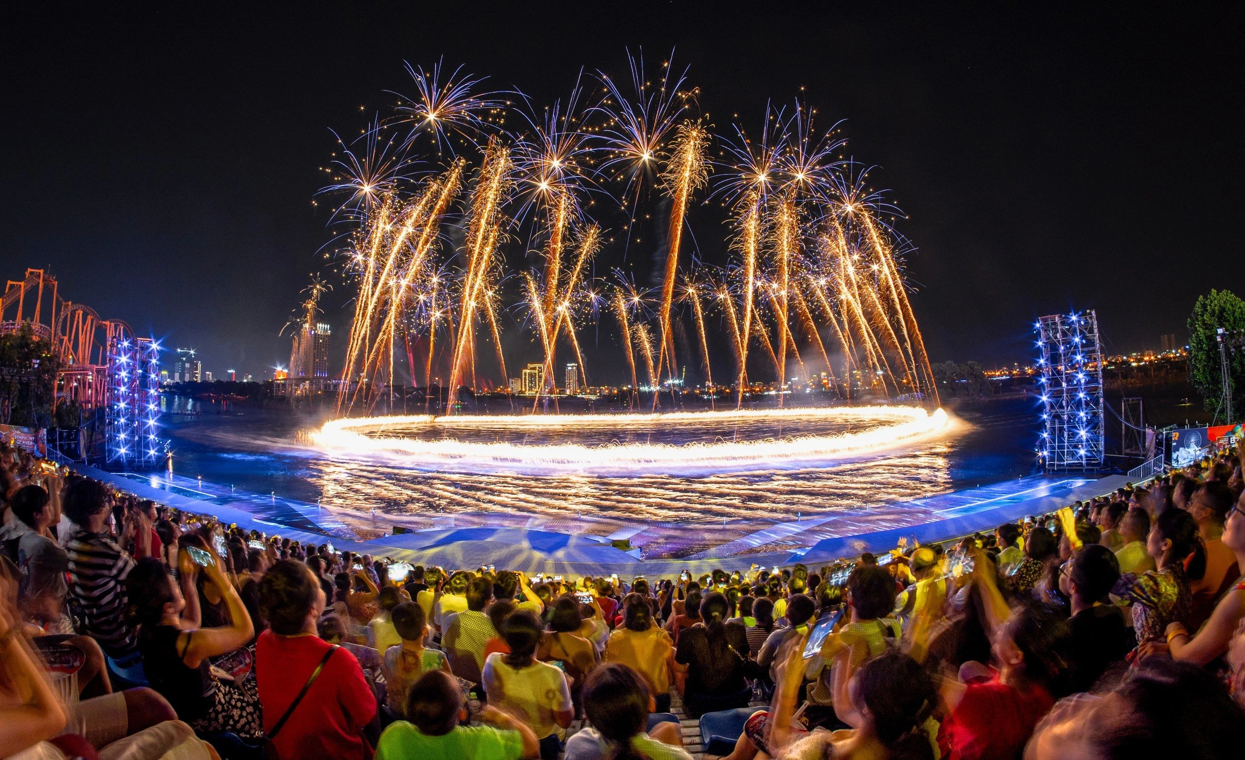 Überwältigt von der ausgedehnten Show des Da Nang International Fireworks Festival