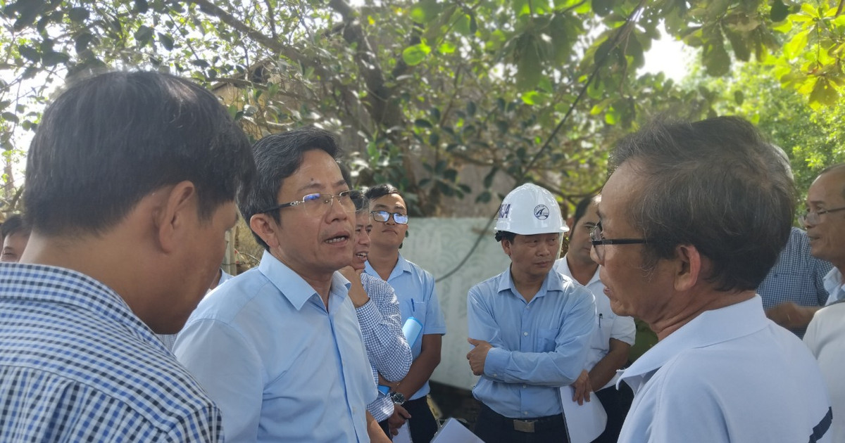 Los líderes del Comité Popular Provincial inspeccionan el proyecto de renovación y modernización de la Carretera Nacional 14E a través de Thang Binh