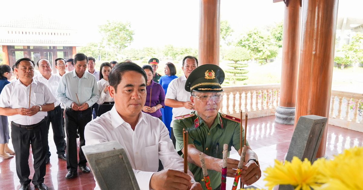 Lãnh đạo tỉnh Hậu Giang dâng hương tại Nghĩa trang liệt sĩ tỉnh Quảng Nam