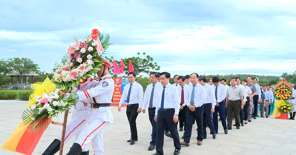 Lãnh đạo tỉnh Quảng Nam dâng hương tri ân các anh hùng liệt sĩ, Bà mẹ Việt Nam anh hùng