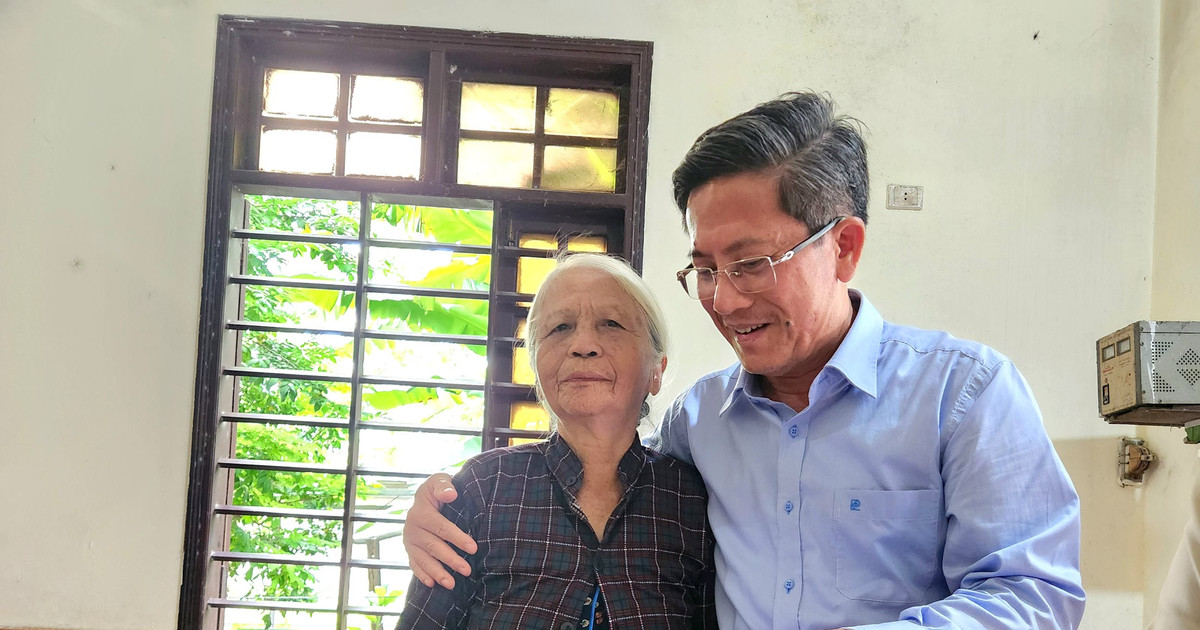 El vicepresidente del Comité Popular Provincial, Tran Nam Hung, visitó al mártir Nguyen Van Troi y entregó regalos a los beneficiarios de la política en Dien Ban.