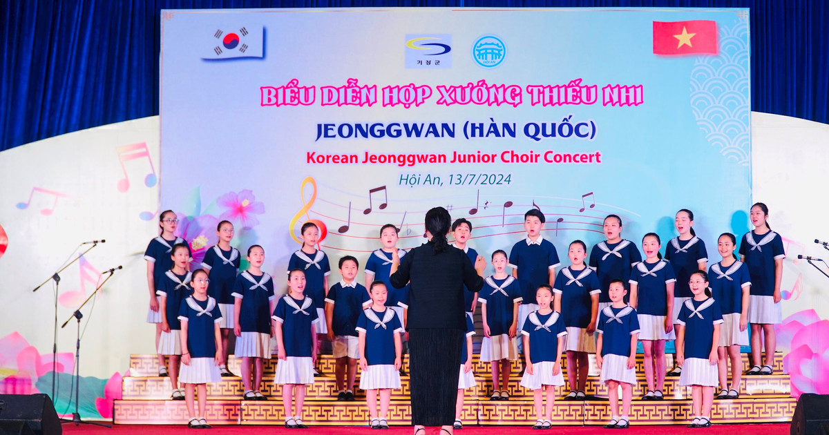 เด็กเกาหลีแสดงร้องเพลงประสานเสียงที่ฮอยอัน