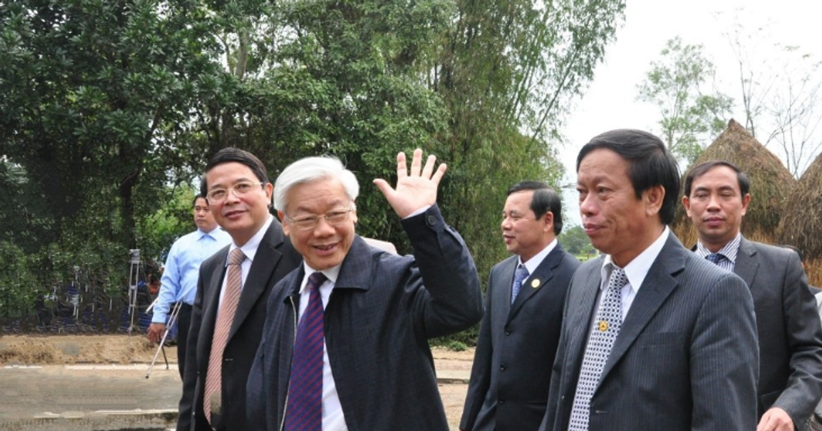 El secretario general Nguyen Phu Trong con Quang Nam