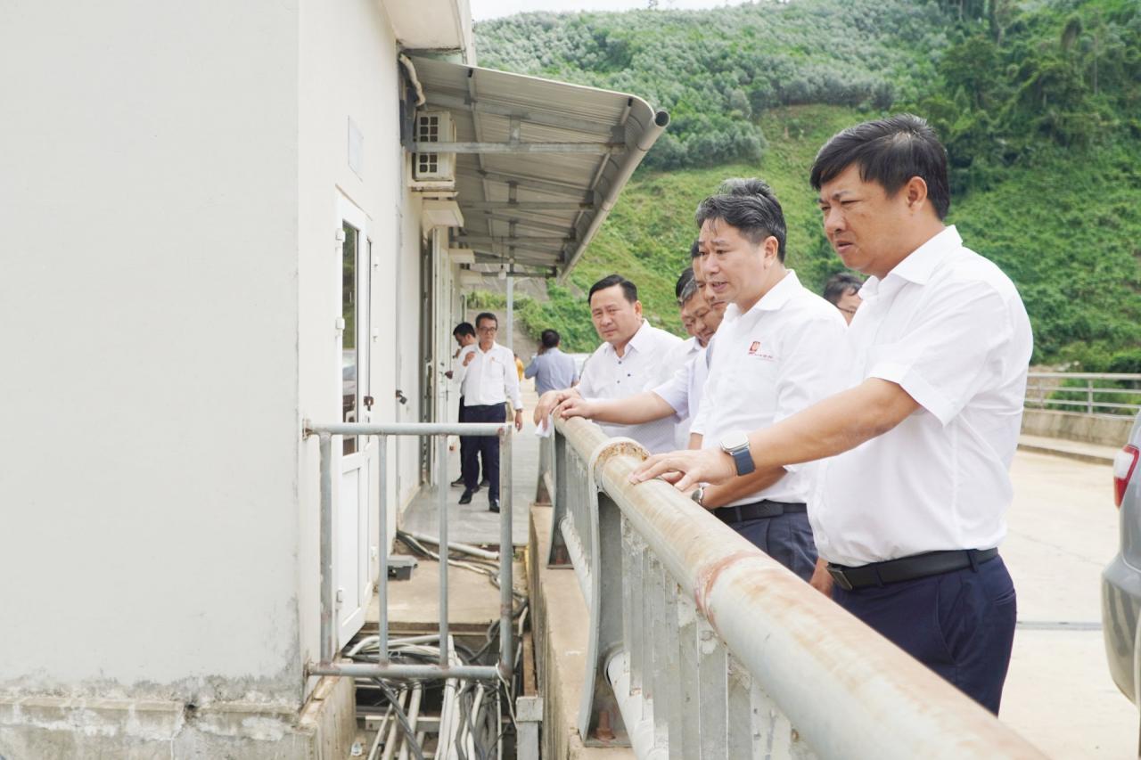 Provincial Party Secretary Luong Nguyen Minh Triet surveyed the dam area of ​​Dak Mi 4A hydropower plant.