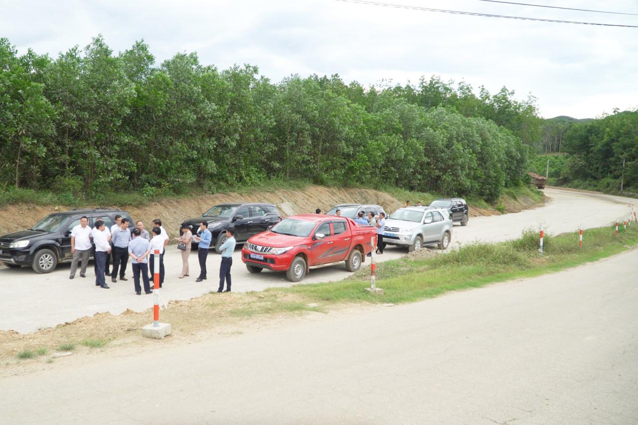 La delegación de trabajo del Comité Provincial del Partido inspeccionó el progreso actual del Proyecto de Modernización de la Carretera Nacional 14E a través de Phuoc Son.