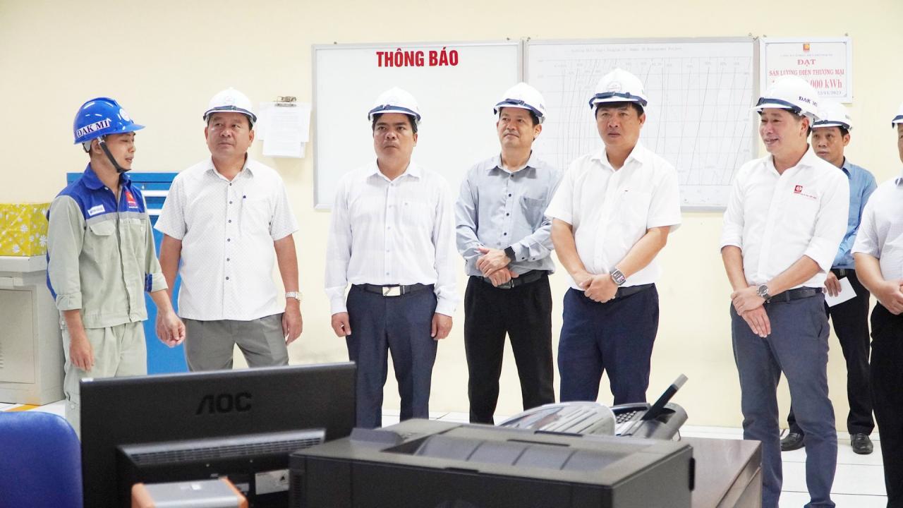 The delegation visited the operation room of Dak Mi A Hydropower Plant.