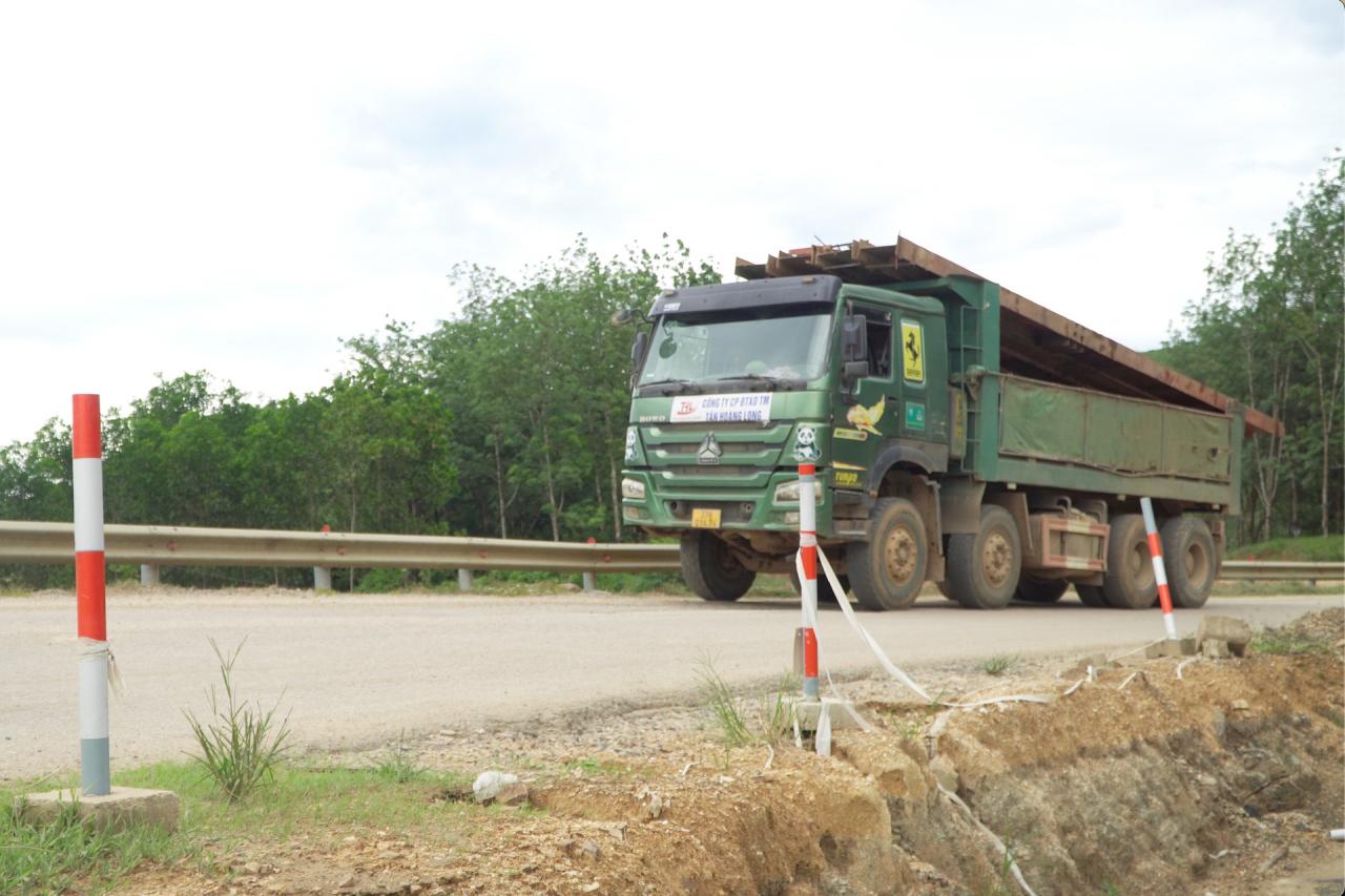 El proyecto de renovación y modernización de la Carretera Nacional 14E a través del distrito de Phuoc Son enfrenta problemas con algunos proyectos antiguos.