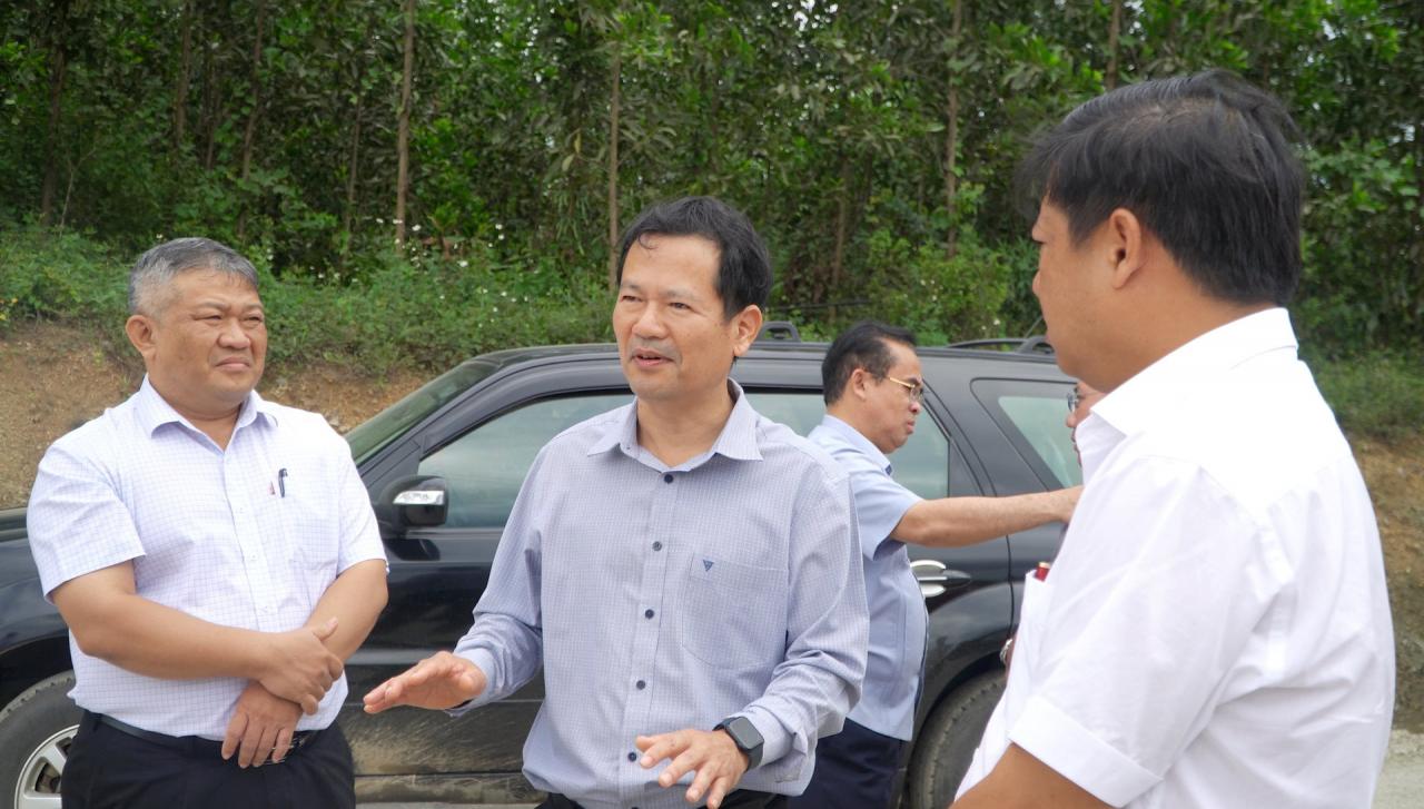 El Sr. Le Quang Trung, presidente del Comité Popular del Distrito de Phuoc Son, informó a la delegación de trabajo.