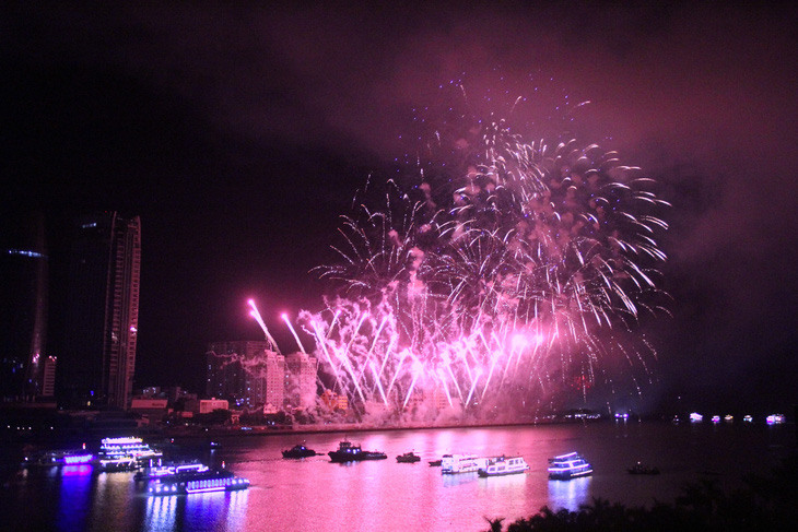 花火が漢江の空を彩る - 写真: TRUONG TRUNG