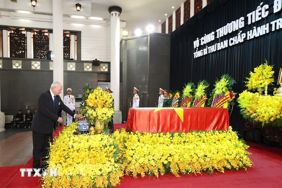 Đoàn New Zealand do ông Donald Charles McKinnon, Đặc phái viên của Thủ tướng New Zealand làm Trưởng đoàn viếng Tổng Bí thư Nguyễn Phú Trọng. (Ảnh: TTXVN)