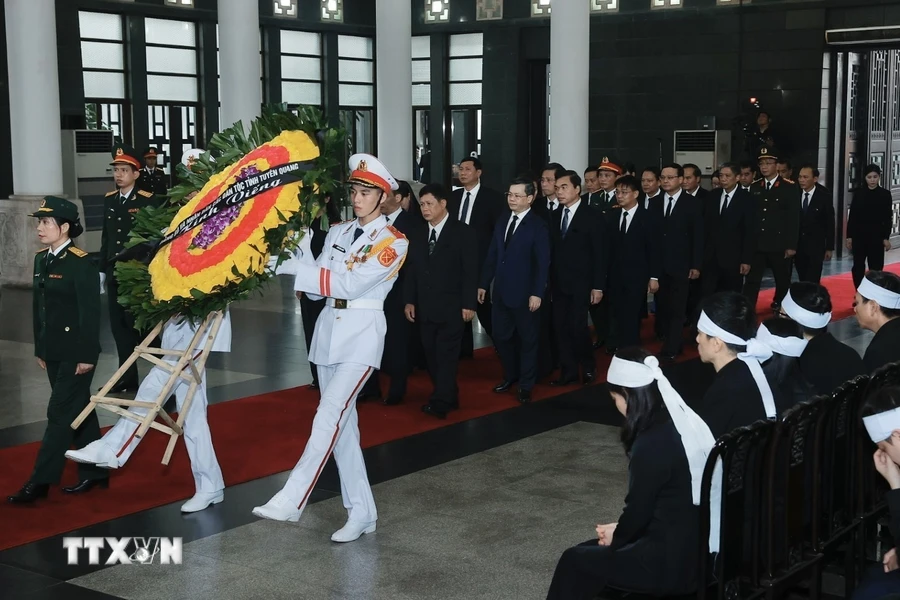 Đoàn tỉnh Tuyên Quang viếng Tổng Bí thư Nguyễn Phú Trọng. (Ảnh: TTXVN)