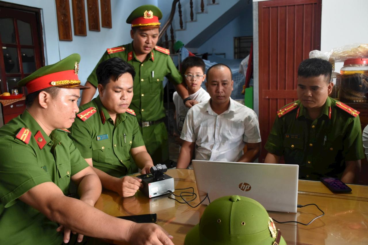 Phòng Cảnh sát Quản lý hành chính về trật tự xã hội Công an tỉnh phối hợp với Công an huyện Tây Giang triển khai kết nối đến Cơ sở dữ liệu quốc gia về dân cư. Ảnh: N.VỊNH