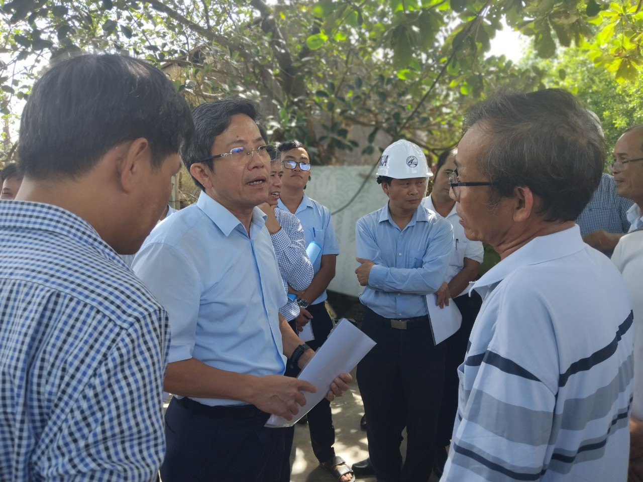 El vicepresidente del Comité Popular Provincial, Tran Nam Hung, habla con la gente de la comuna de Binh Quy. Foto: GIANG BIEN