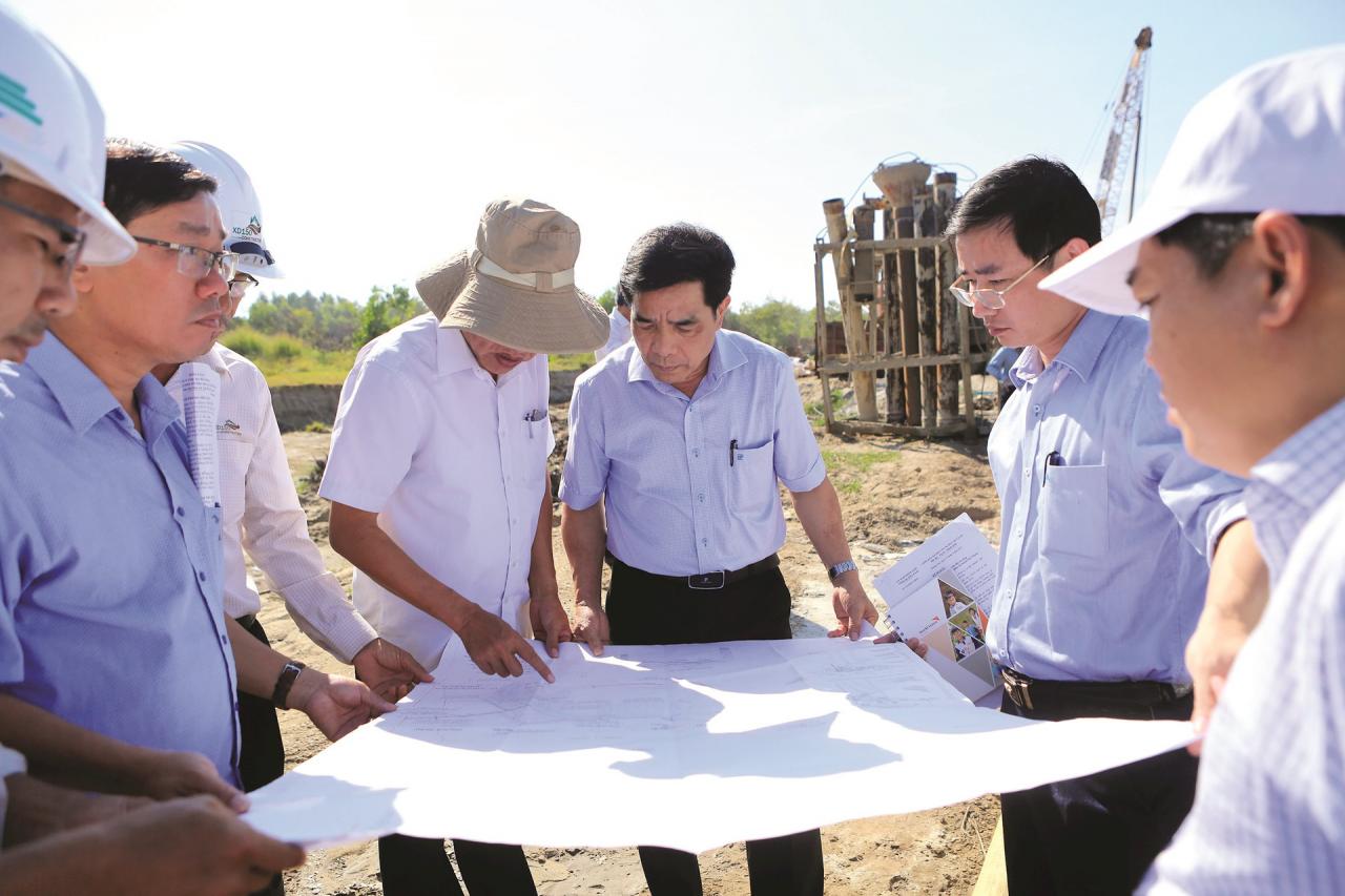 El presidente del Comité Popular Provincial, Le Van Dung, inspeccionó el sitio del proyecto para reparar y mejorar el área de anclaje del refugio antitormentas para los barcos pesqueros de An Hoa. Foto: T.CONG