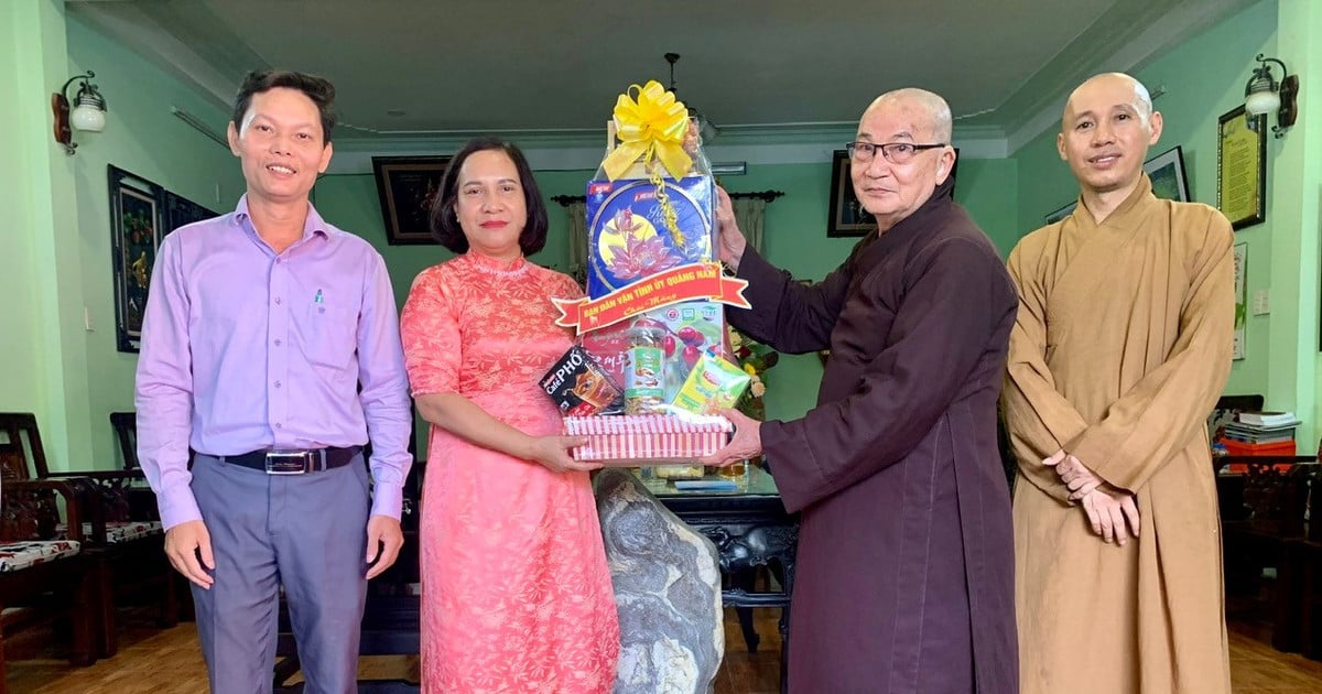 El Comité de Movilización de Masas del Comité Provincial del Partido de Quang Nam visitó y felicitó a Vu Lan por el festival de piedad filial