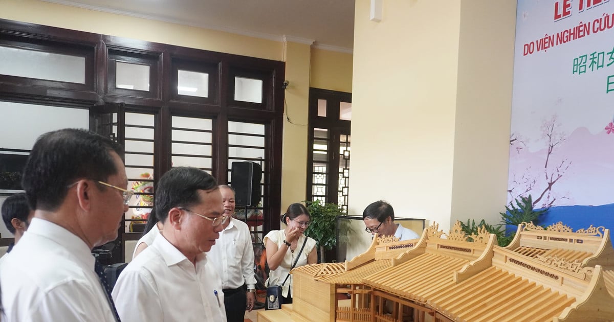 Showa Women's University (Japan) presents Hoi An with a model of the Japanese Covered Bridge