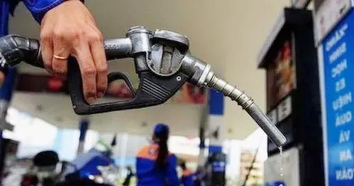 Gasoline price decreased by more than 900 VND/liter