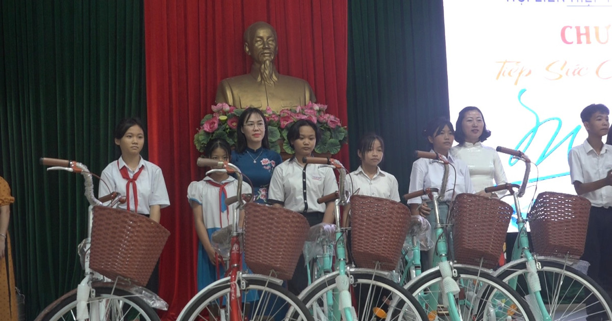 L'Union des femmes du district de Thang Binh organise le programme « Aider les enfants à aller à l'école »