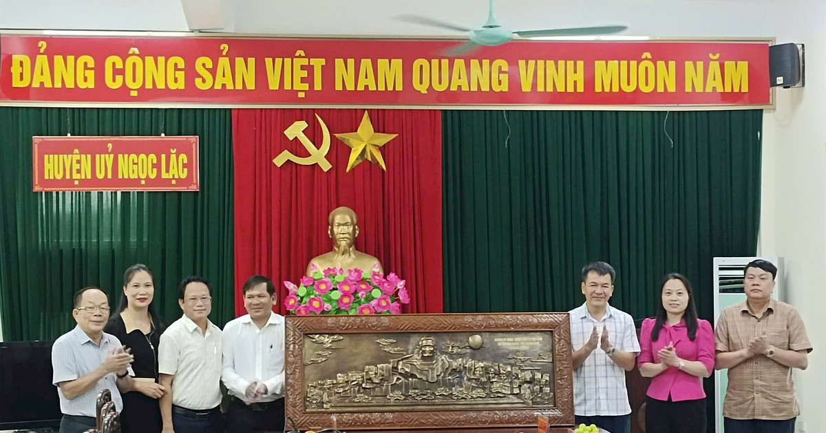 Lãnh đạo huyện Nam Giang thăm, chúc mừng huyện Ngọc Lặc (Thanh Hóa) nhân 75 năm thành lập Đảng bộ huyện