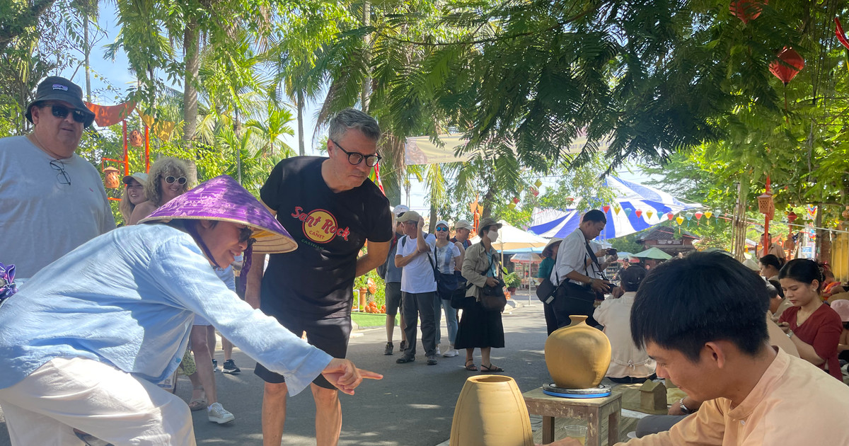 Entrée dans la fête d'anniversaire de la mort de l'ancêtre de la poterie de Thanh Ha