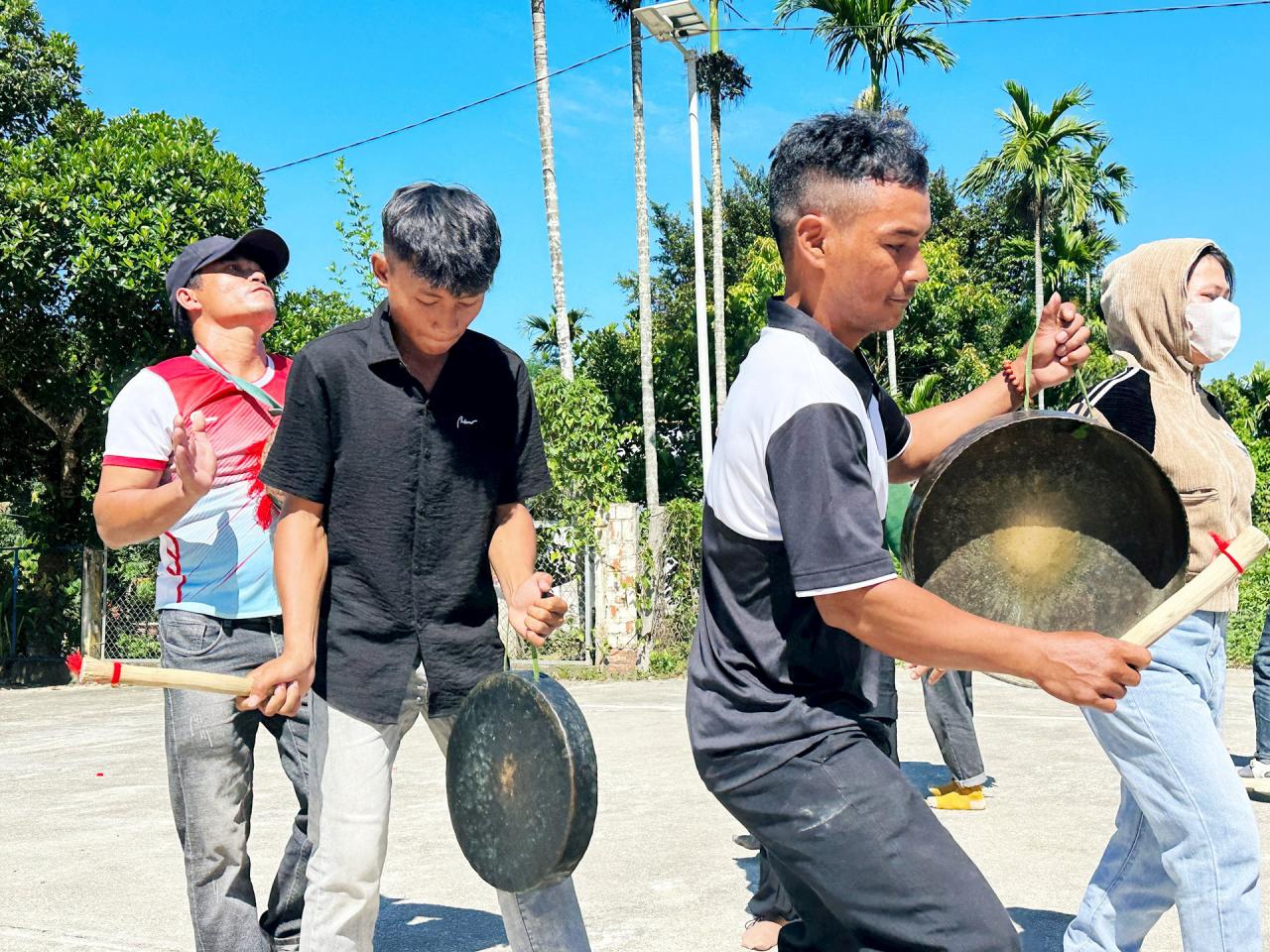 Các thanh niên đồng bào ca dong hằng say tập luyện cồng chiêng. Ảnh_ PHAN VINH