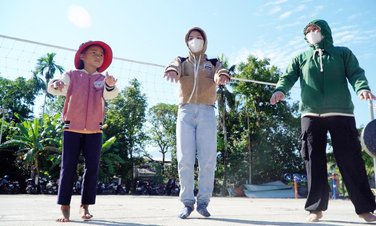 There are children under 10 years old who also participate in the local gong team. Photo_ PHAN VINH