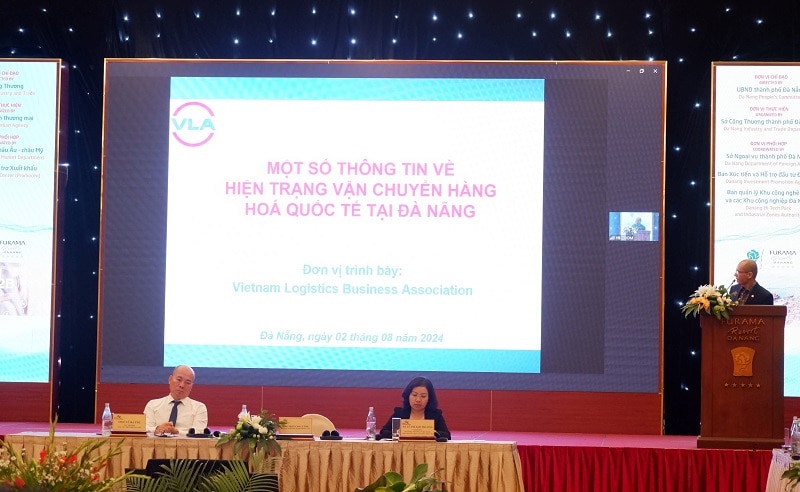 El Sr. Duong Tien Lam, jefe de la Oficina de Representación de la Asociación Empresarial de Logística de Vietnam en Da Nang, informó en la conferencia.