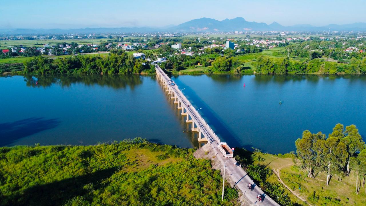 Le pont Duy Phuoc (situé sur la route nationale 14H) reliant actuellement Duy Xuyen et la ville de Hoi An est désormais obsolète par rapport au développement de cette zone. Photo : Q.T